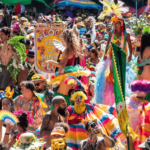 Mais de 65 milhões de foliões devem tomar as ruas pelo país no Carnaval 2026