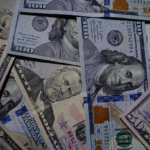 Bolsa bate recorde e dólar cai para R$ 5,17 com fim de tarifaço