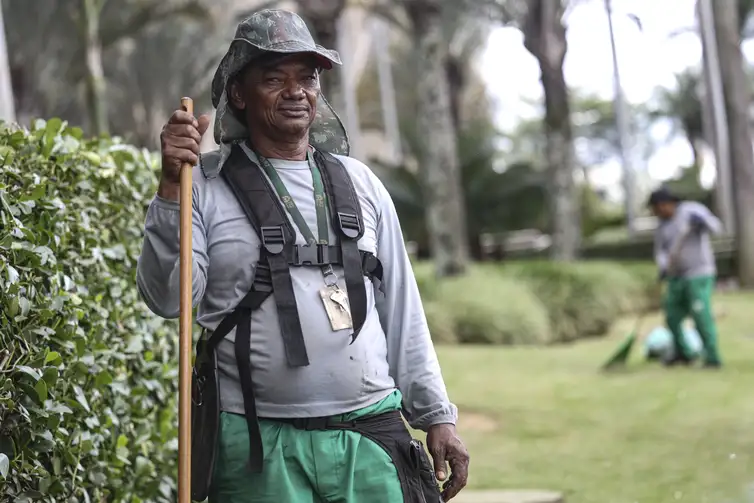 Marcelo Camargo/Agência Brasil Brasília (DF), 30/01/2026 - O jardineiro Arnaldo Manoel Nunes fala sobre a isenção no Imposto de Renda para quem ganha até 5mil reais.Foto: Marcelo Camargo/Agência Brasil