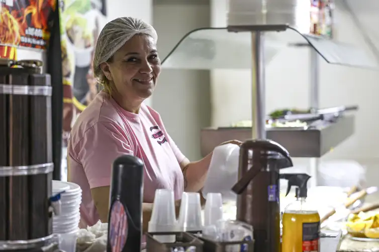 Marcelo Camargo/Agência Brasil Brasília (DF), 30/01/2026 - A cozinheira Elisabete dos Santos fala sobre a isenção no Imposto de Renda para quem ganha até 5mil reais.Foto: Marcelo Camargo/Agência Brasil