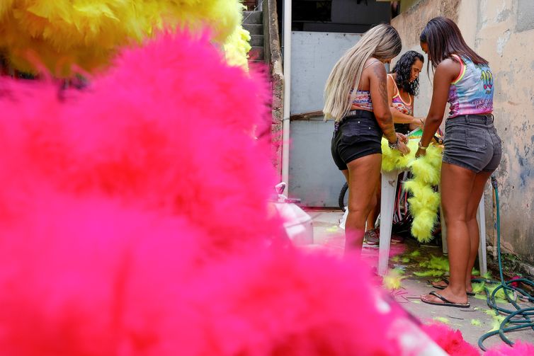 Rio de Janeiro (RJ), 06/02/2026 - Turma de bate-bola feminino, Brilhetes de Anchieta, se prepara para o carnaval 2026, em Anchieta, zona norte da cidade.  Foto: Tânia Rêgo/Agência Brasil