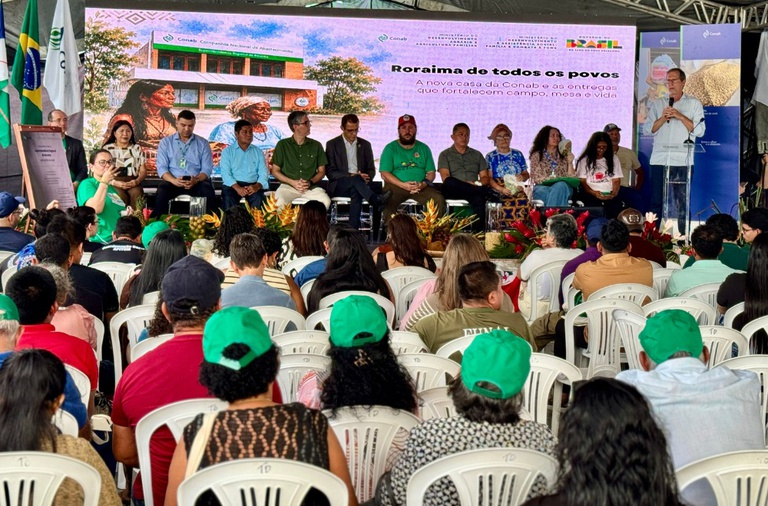 Governo do Brasil entrega 7 máquinas agrícolas e anuncia R$ 5,6 milhões para aquisição de alimentos em Roraima