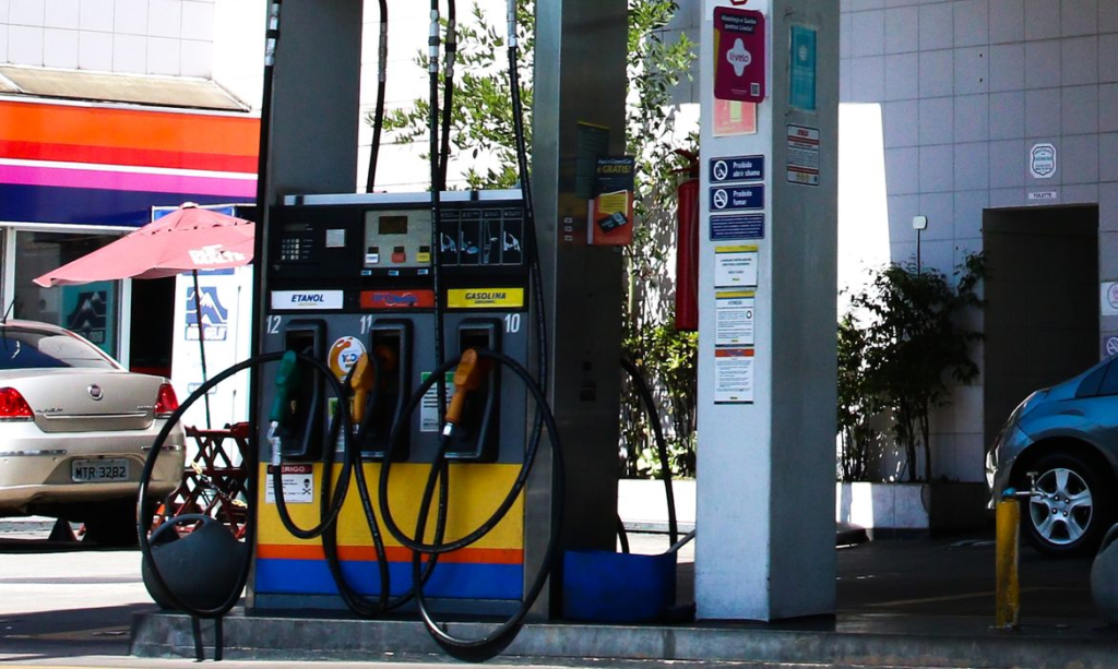 Concorrência do etanol e subvenção fazem preço da gasolina cair