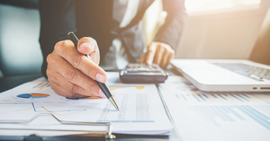 Inadimplência é sinal de alerta para dificuldades de empresas e consumidores
